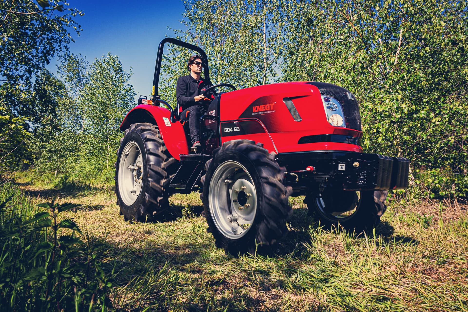 Tractor diésel compacto en el campo