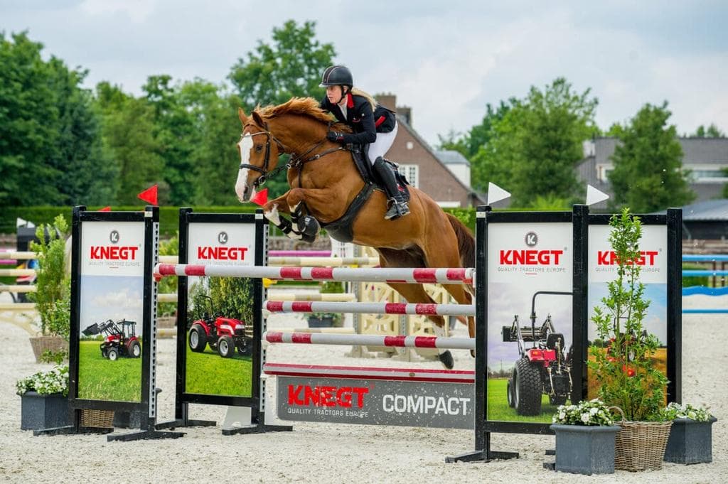 Knegt at a horse jump