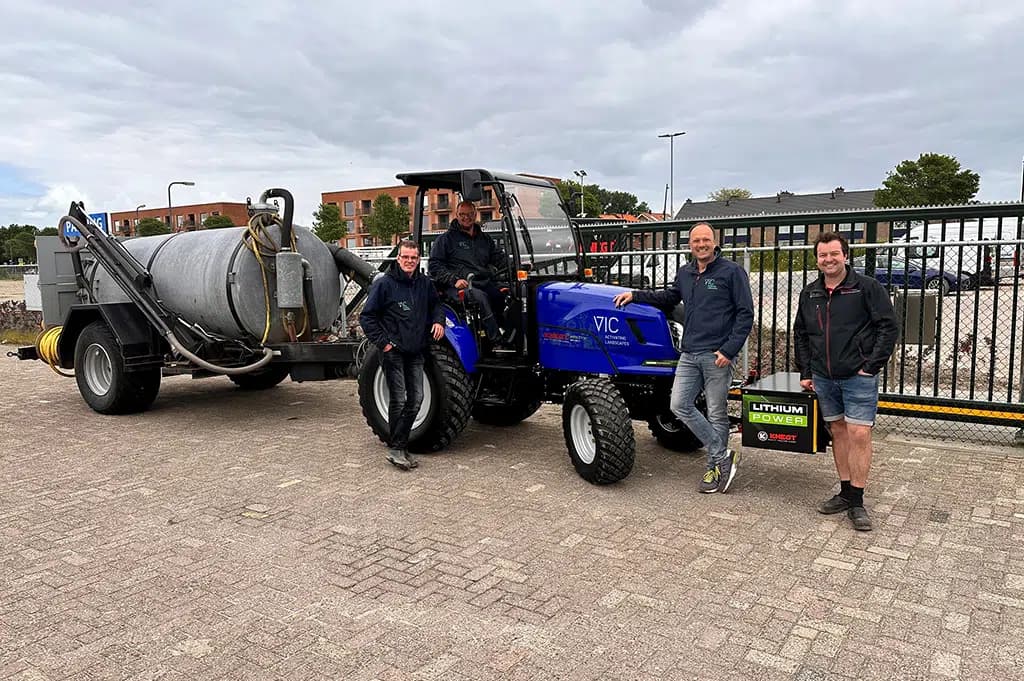Team von VIC Landscapes mit blauem Traktor