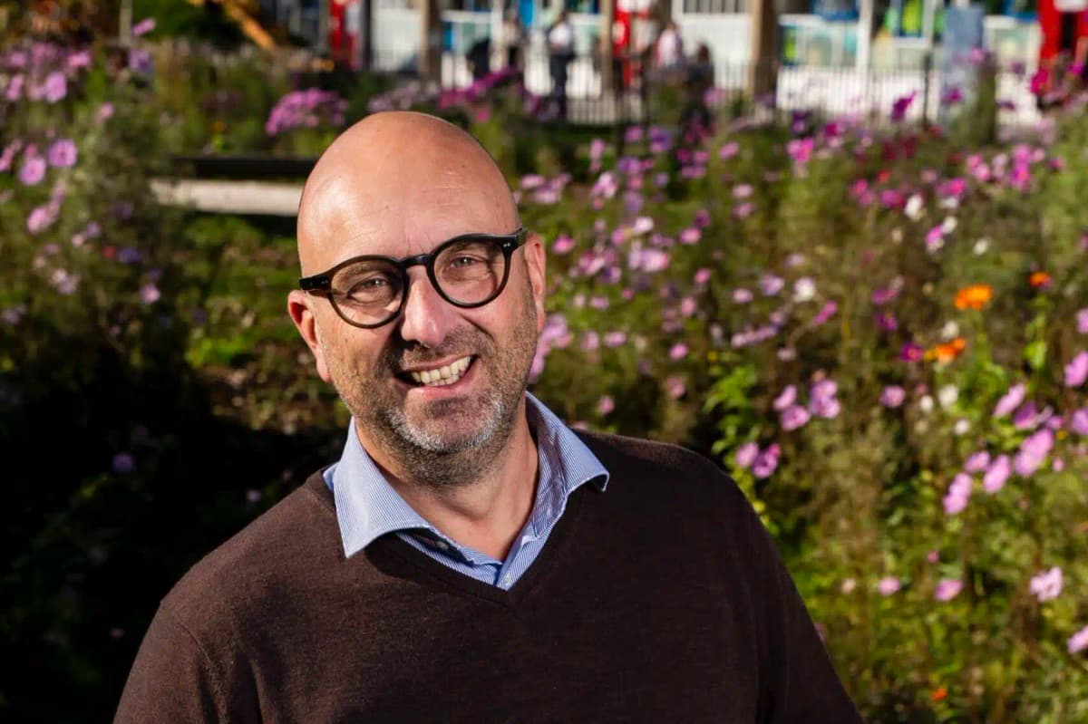 Wilco Boender mit Blumen
