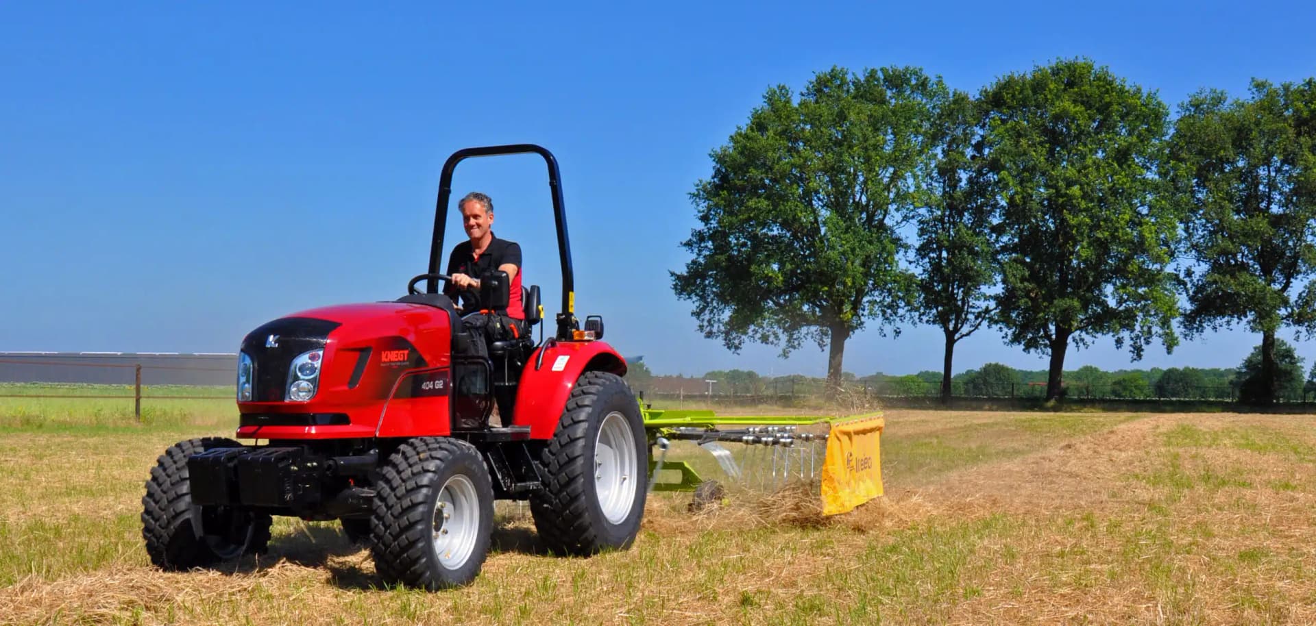 Tractor diésel con apero en el campo
