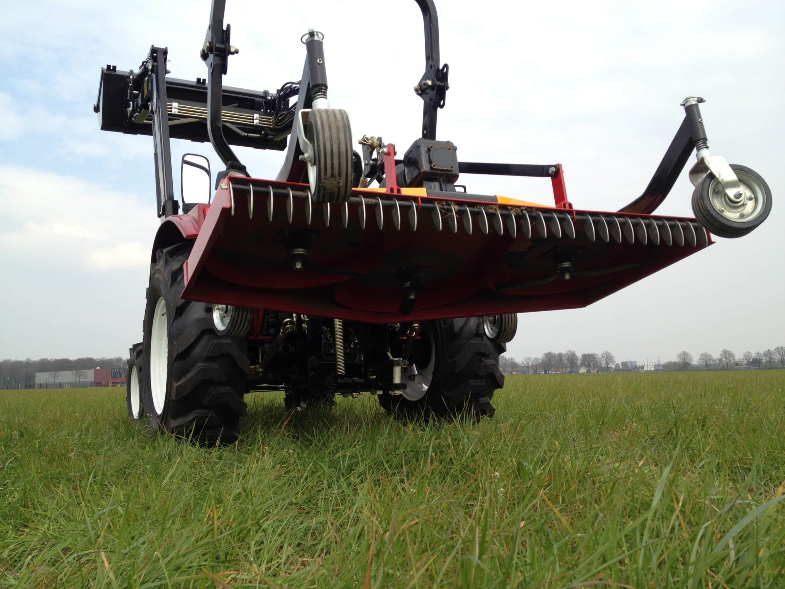 Knegt werktuig in actie op het land